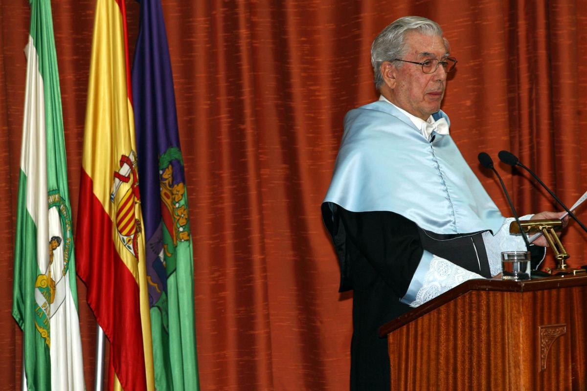 Mario Vargas Llosa, durante su nombramiento como Doctor Honoris Causa por la UMA