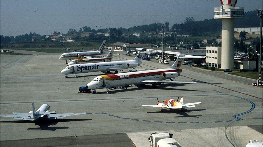 Aviones de Air Europa, Spanair e Iberia en el aeropuerto de Vigo en 1993. / Magar