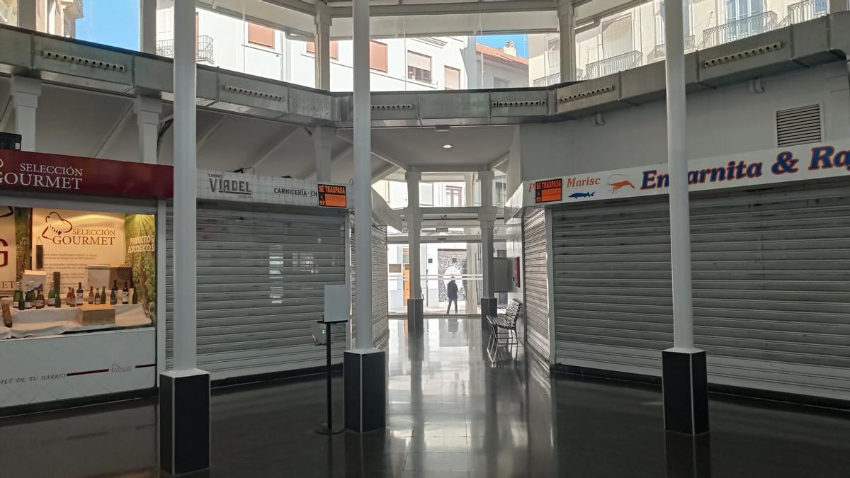 Paradas del Mercado Mossén Sorell con el cartel de "Se traspasa".