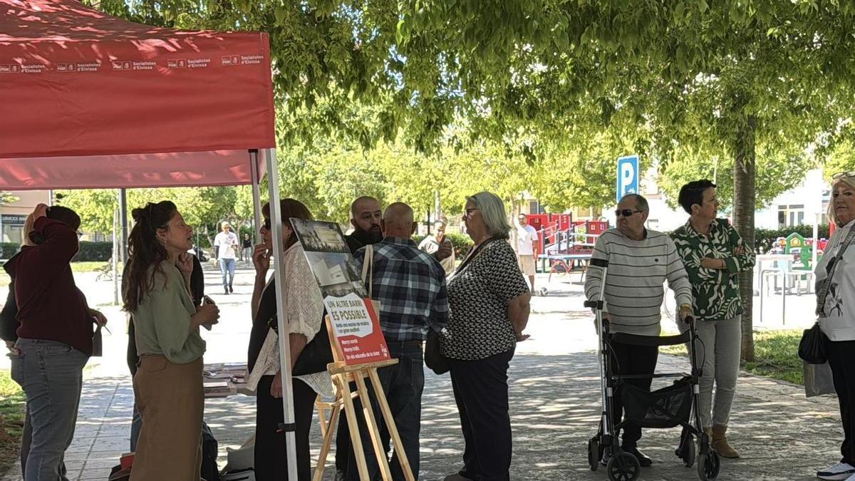 Carpa informativa instalada por el PSOE.