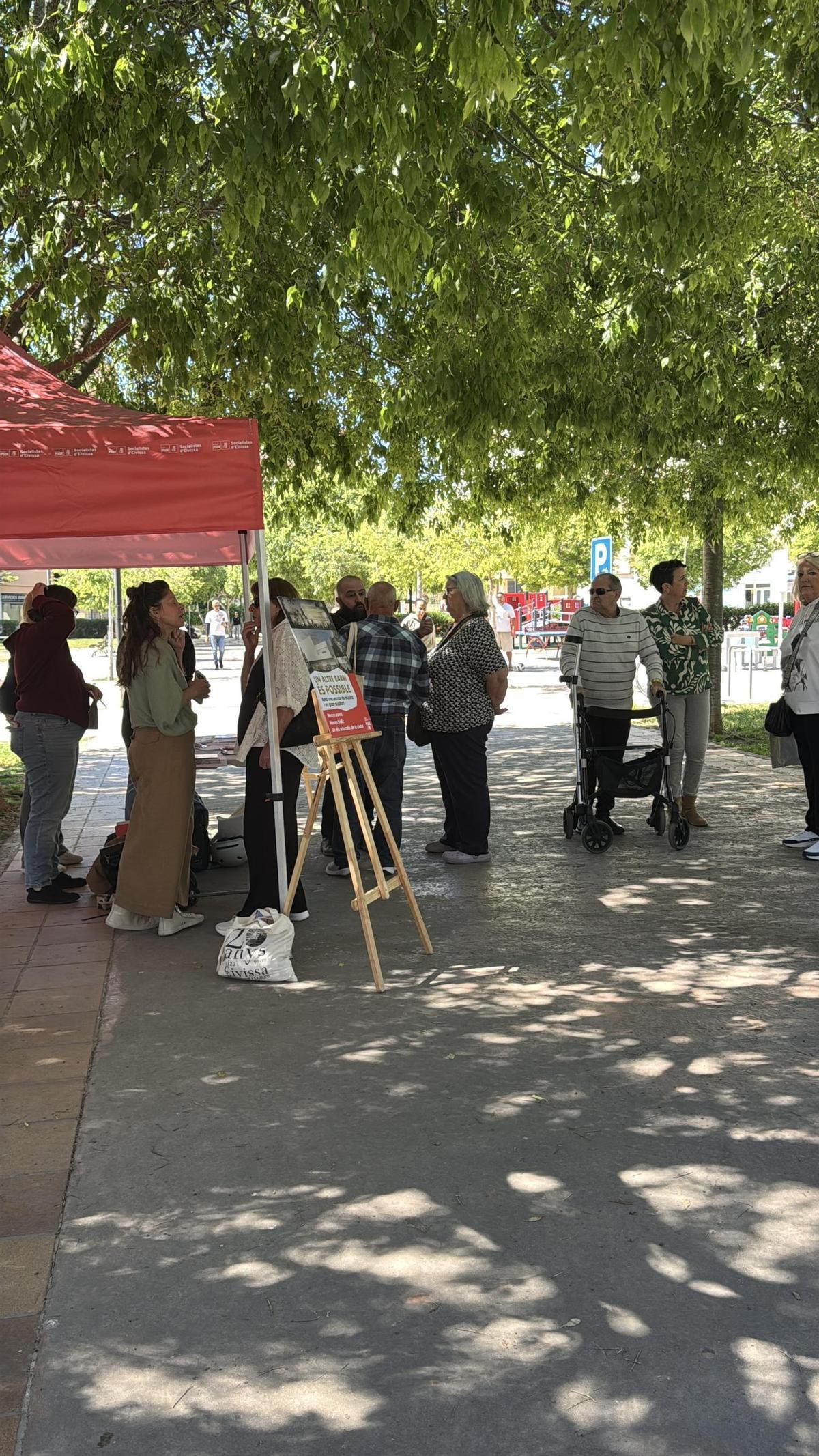 Carpa informativa instalada por el PSOE para informar sobre el aparcamiento de sa Real en Ibiza.