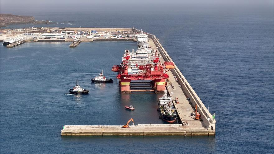 Las Palmas arrebata a Santa Cruz un hotel flotante para llenar sus tanques y cambiar de tripulación