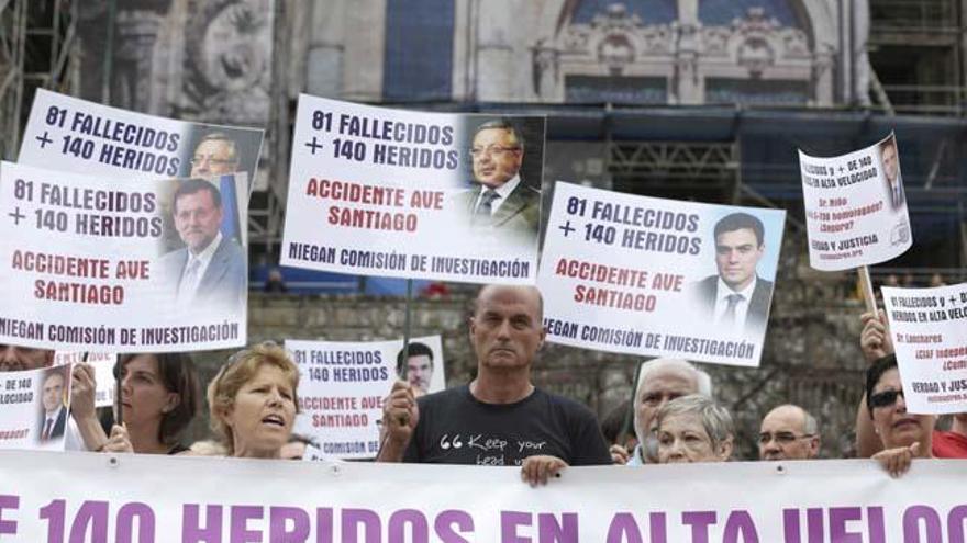 Víctimas y familiares de la tragedia de Angrois se manifiestan hoy en la Praza do Obradoiro // Xoan Álvarez