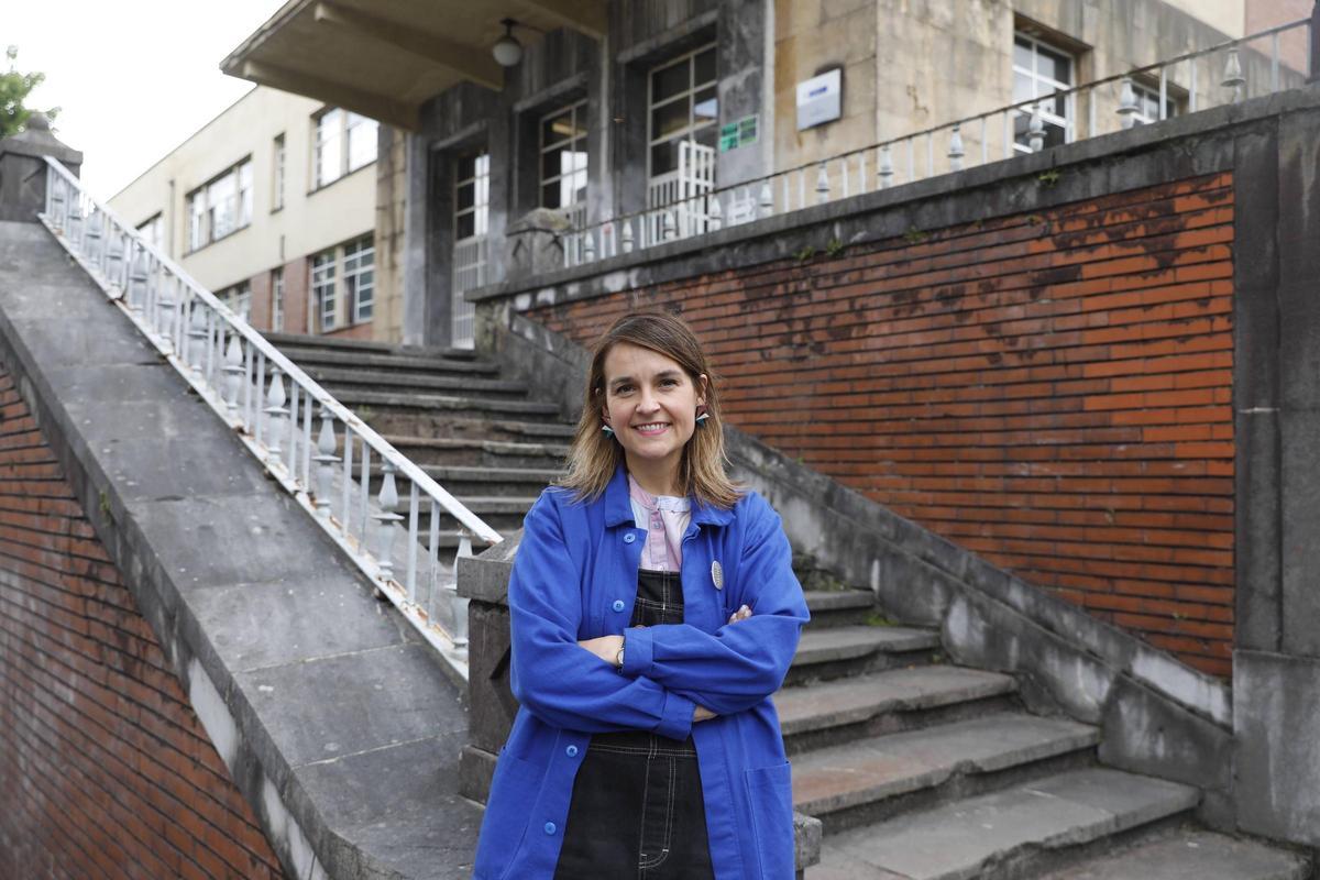Laura Fernández Valdés, en las escaleras de acceso al IES Alfonso II.