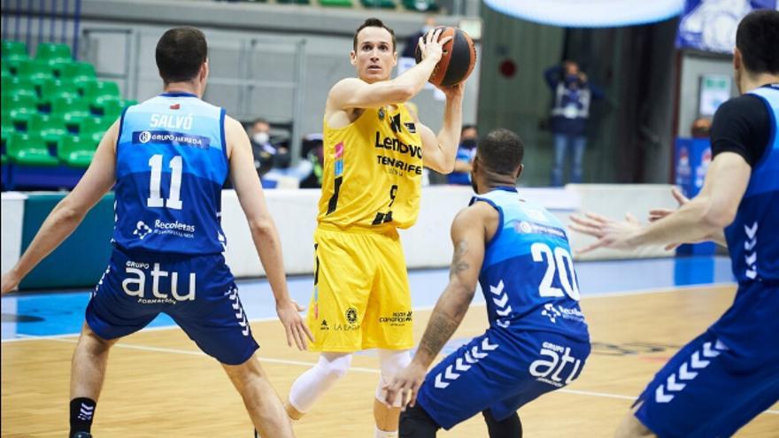 Huertas trata de pasar el balón defendido por varios jugadores del Burgos.