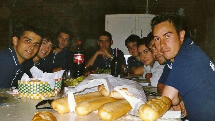 Miembros de la peña El Mondongo en una de las comidas celebradas en sus inicios.