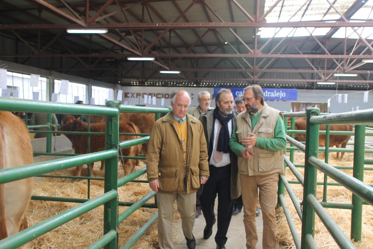 Las autoridades, durante el recorrido oficial de la última edición de la Agroganadera de Trujillo.