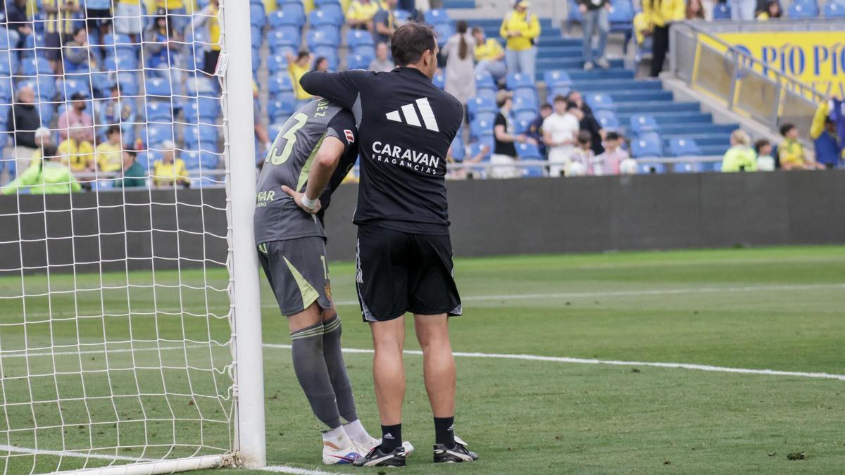 Un miembro del cuerpo técnico consuela a Adrián tras el descenso en Las Palmas.