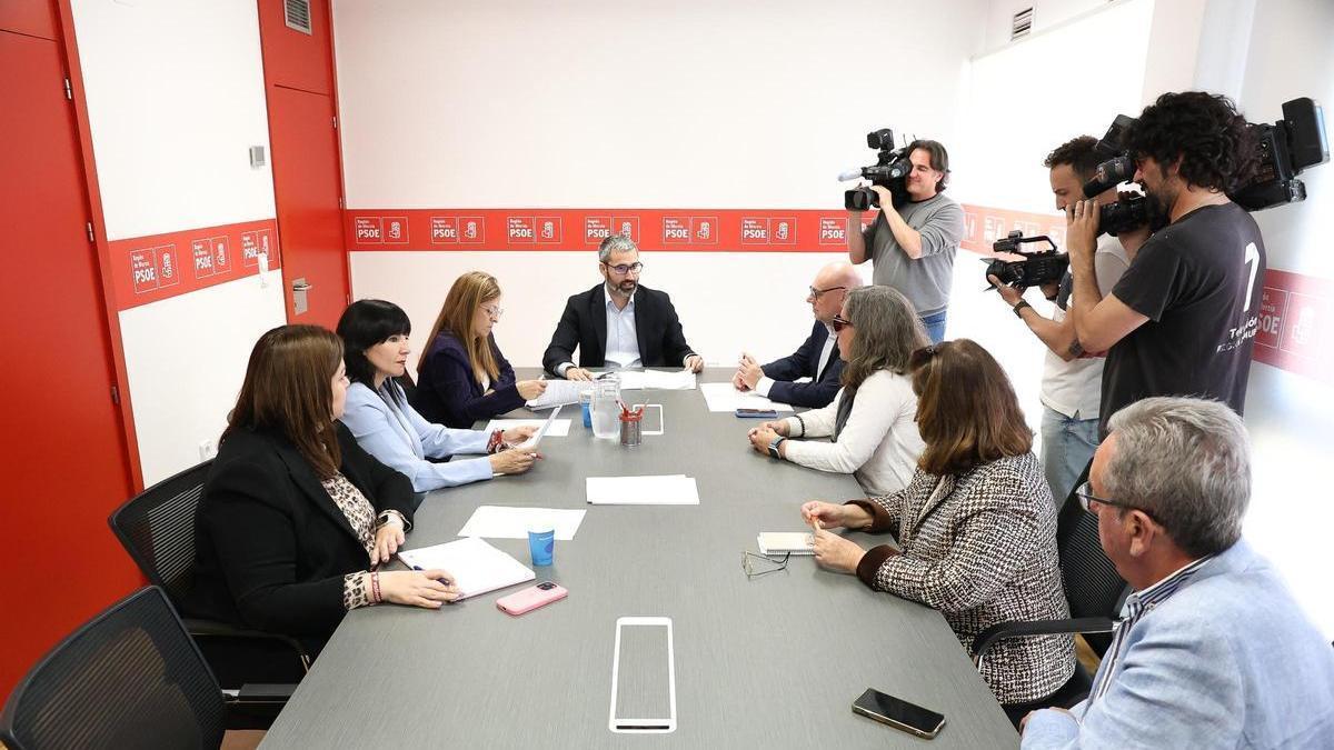 Reunión de Francisco Lucas, secretario general del PSRM, con representantes del Cermi.