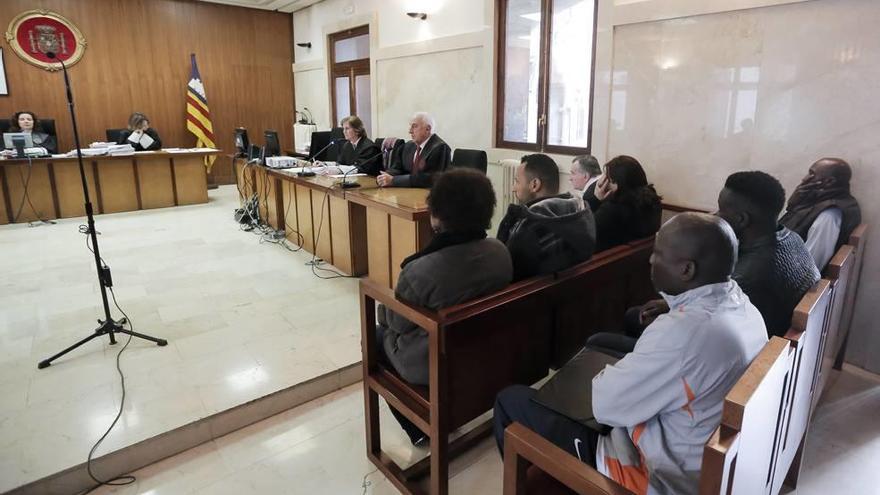 Los siete acusados, ayer durante la vista oral en la Audiencia.