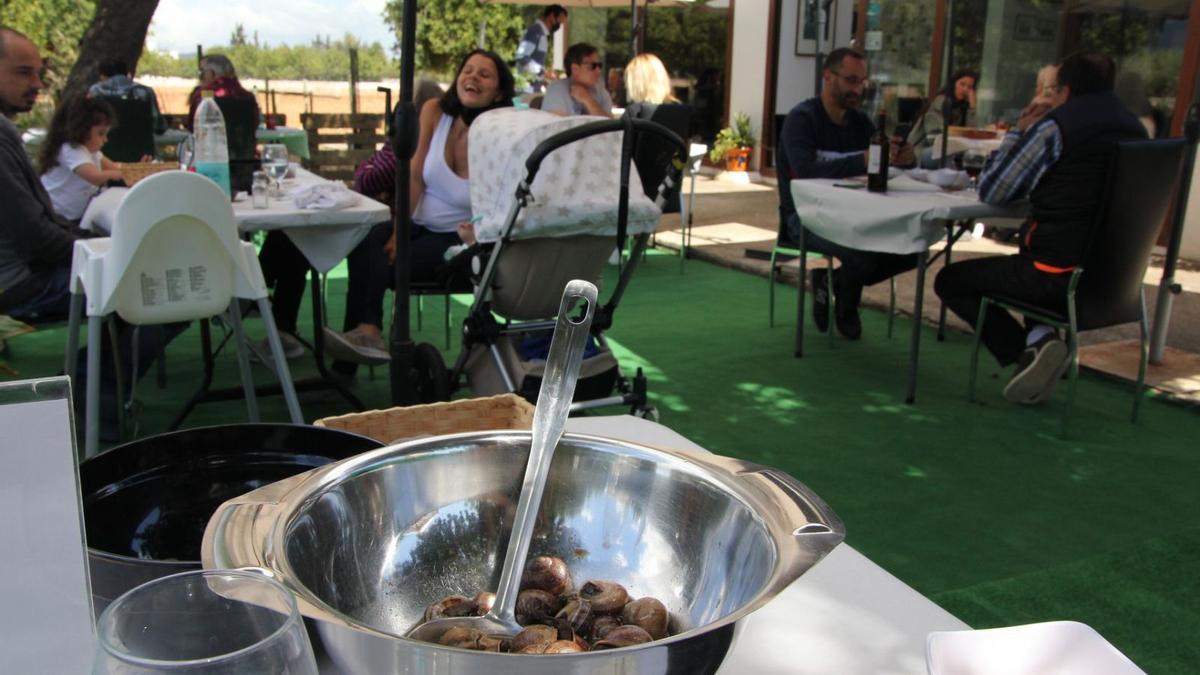 Ein mehrgängiges Degustationsmenü fast nur mit Schnecken: Blick auf die Terrasse des Lokals Sa Caragolera bei Binissalem.