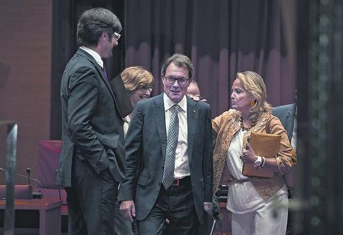 Artur Mas, amb la seva dona i el seu cap de premsa, es dirigeix a l’hemicicle, ahir al Parlament. Artur Mas, amb la seva dona i el seu cap de premsa, es dirigeix a l’hemicicle, ahir al Parlament.