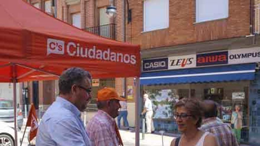 Gaspar Fuente pidiendo el voto. F.