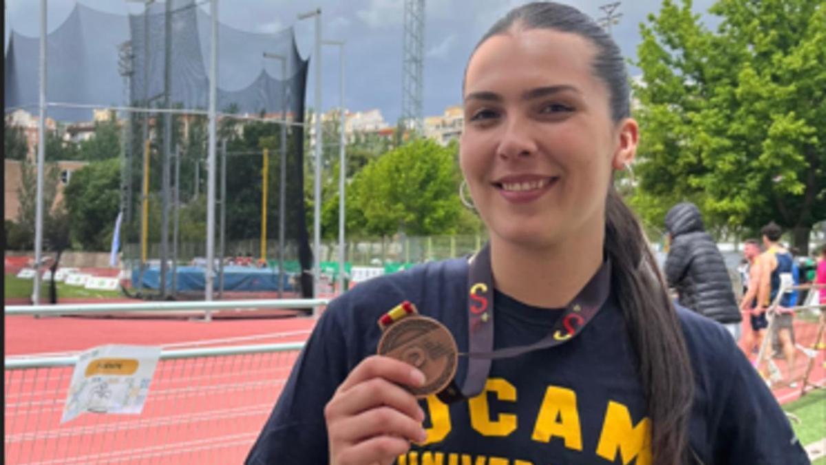 Gema Martí exhibe con orgullo la medalla de bronce nacional