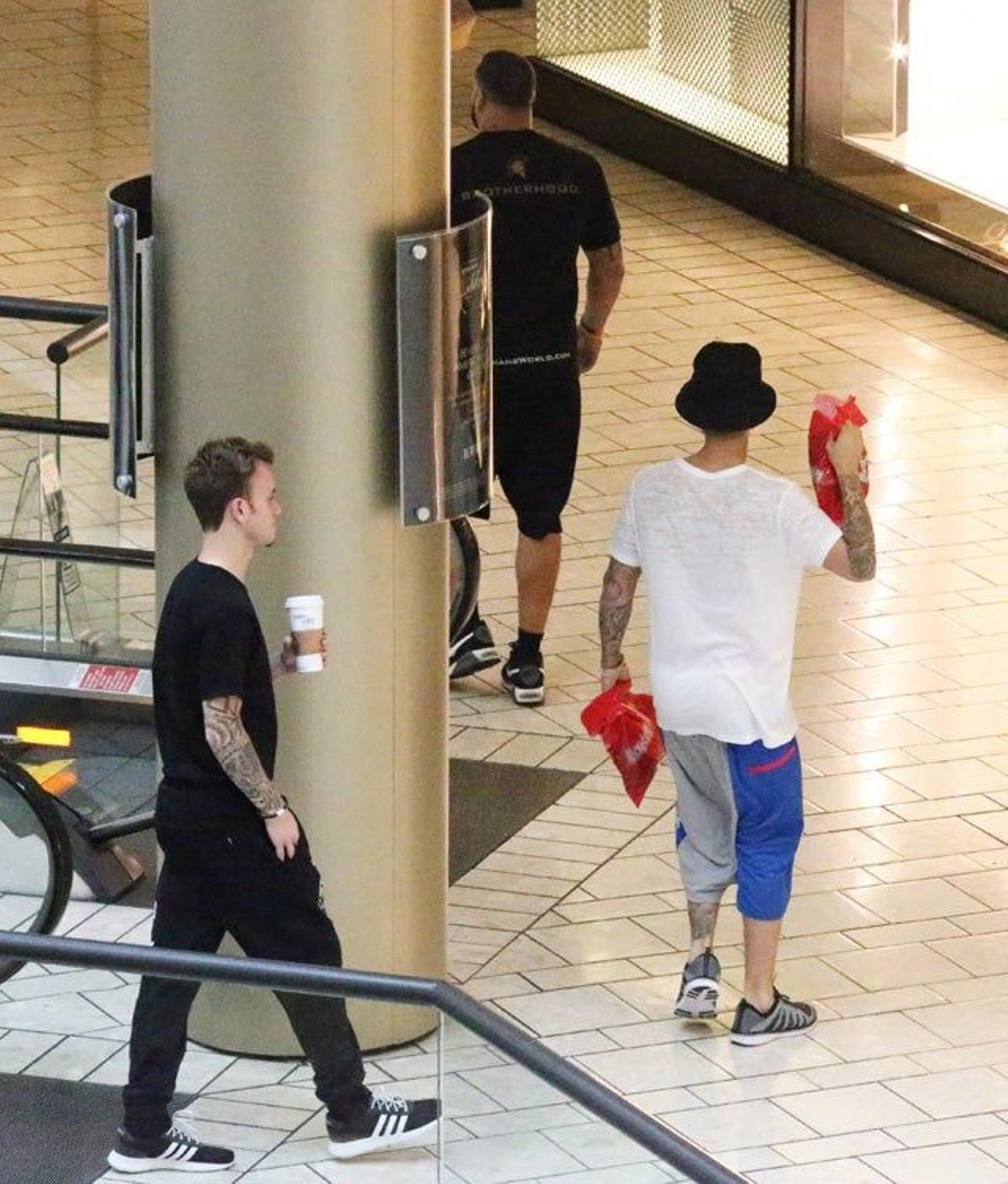 Justin Bieber de espaldas a los paparazzi cuando ya se iba del centro comercial