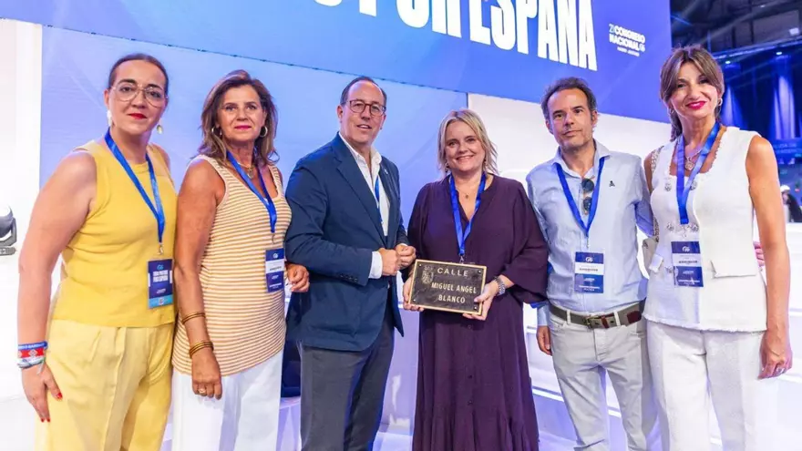 Oviedo entrega a la familia de Miguel Ángel Blanco una placa de su calle: "Agradecemos que mantengan viva su memoria"