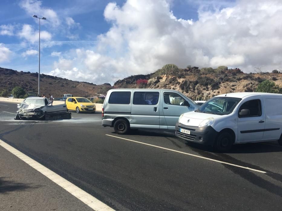 Un accidente múltiple en San Agustín bloquea la autopista del Sur