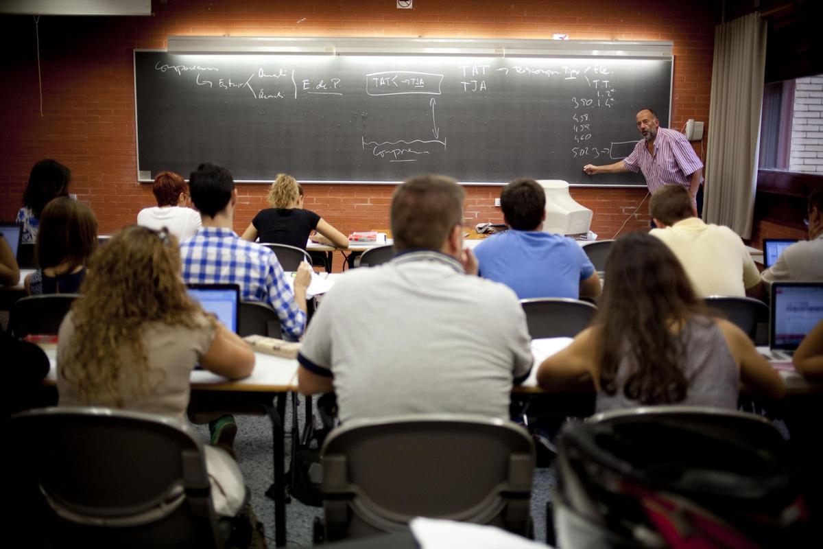 El profesor Vicente Baeza explica detalles de la instrucción del accidente del metro al GEM (Grupo de estudiantes del metro).