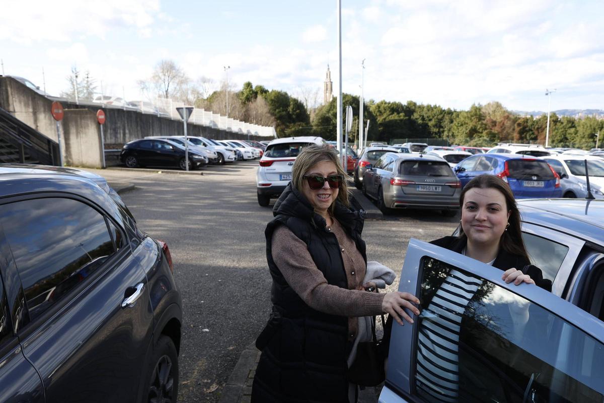 Así es la misión imposible de aparcar un día en el Hospital de Cabueñes de Gijón