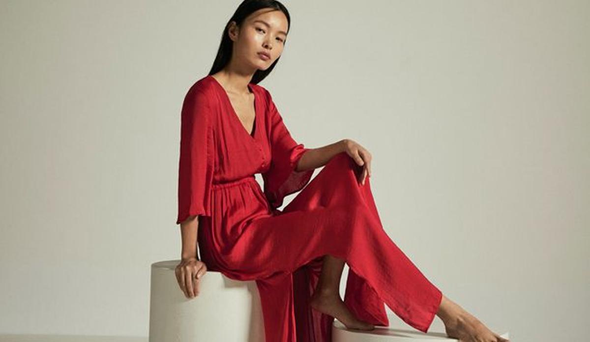 10 looks 'beachy': vestido rojo de Oysho