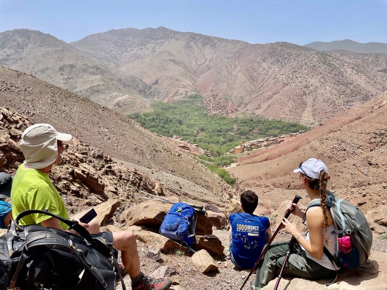 La expedición descansa con unas espectaculares vistas durante una de sus etapas.