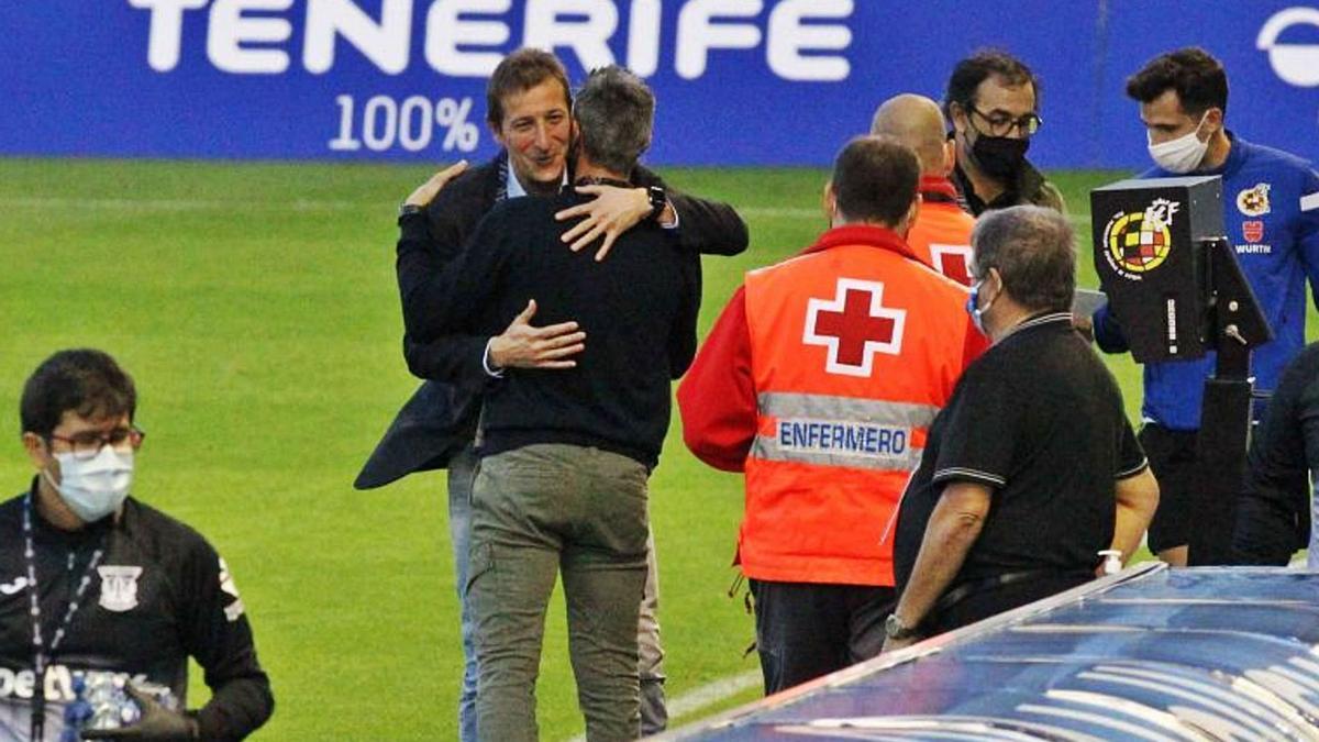 Luis Miguel Ramis, saludando a José Luis Martí antes del comienzo del partido de ayer en el estadio Heliodoro Rodríguez López. | | LALIGA