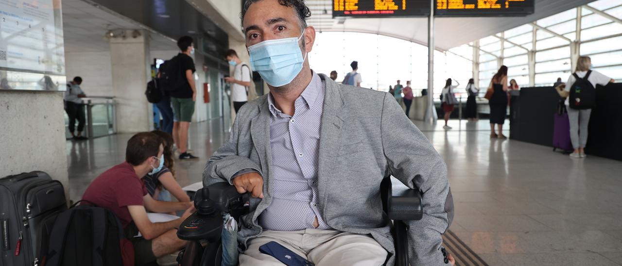 Javier Monferrer, en la estación de Castelló durante la huelga