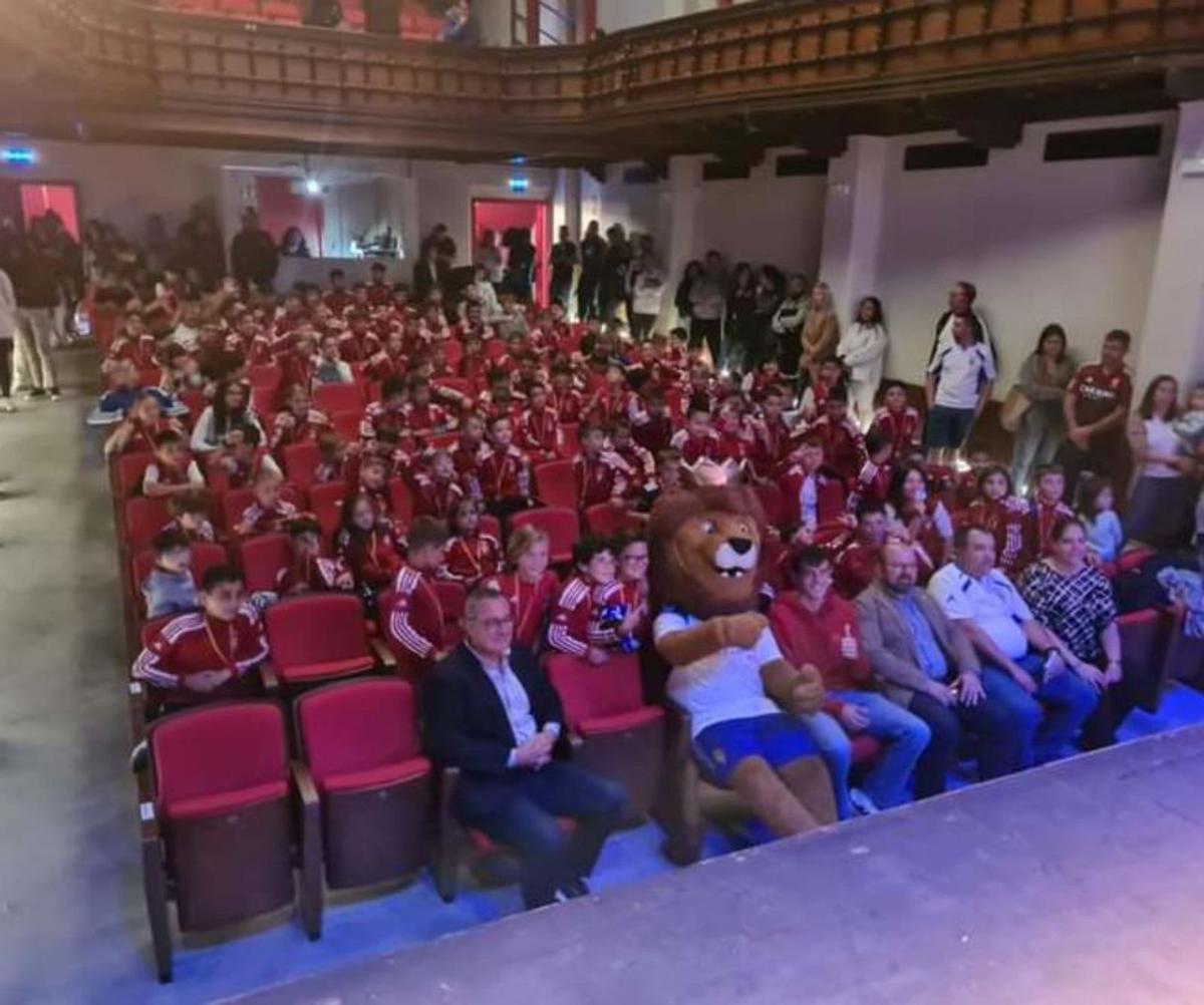 El Cine Olimpia se llenó de aficionados al fútbol.