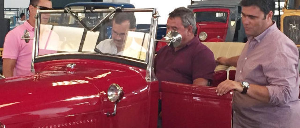 El presidente del Cabildo, Marcial Morales, en un Ford A Coupe fabricado en 1928. De pie, el consejero Yose Herrera.