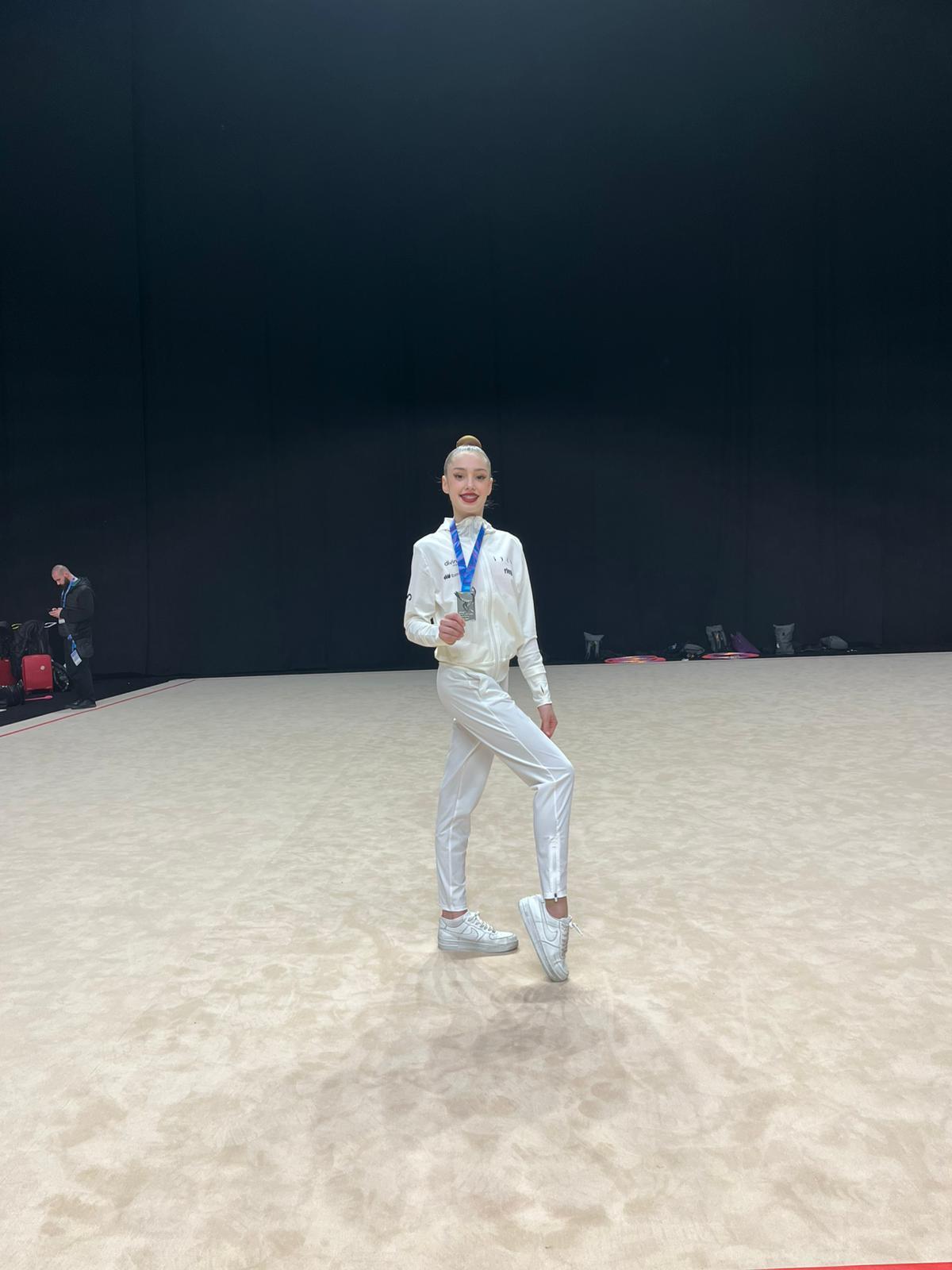 Claudia Mariño, con la medalla del Campeonato de Europa de rítmica.