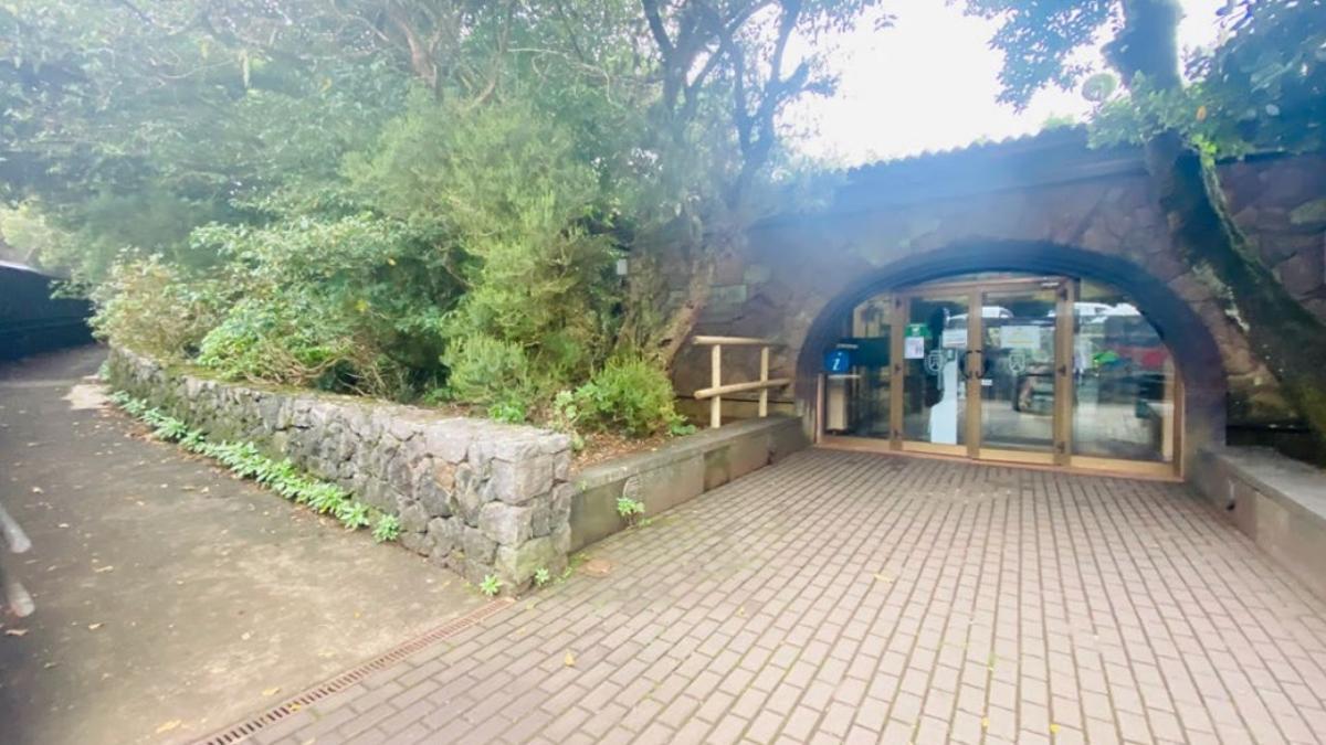 El acceso al Centro de Visitantes de la Cruz del Carmen.