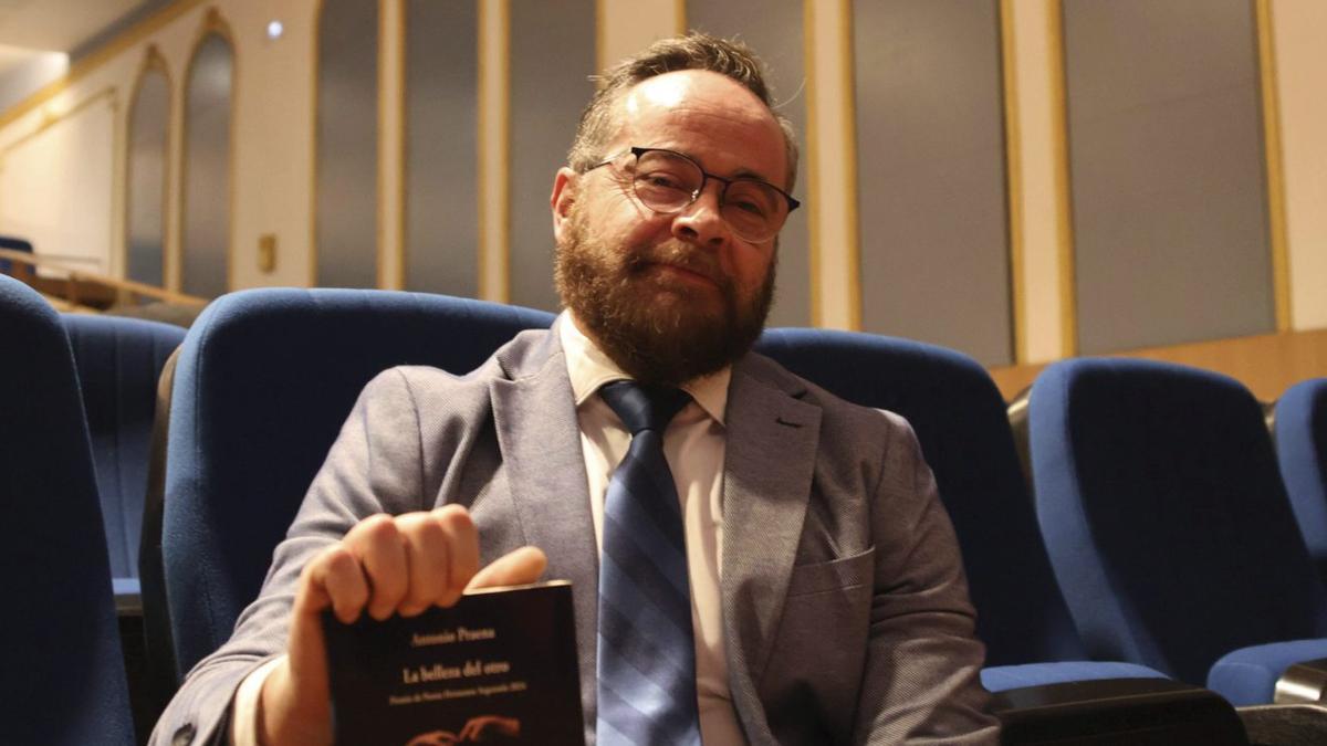El poeta y sacerdote dominico Antonio Praena en el Teatro del Seminario San Atilano. | VÍCTOR GARRIDO