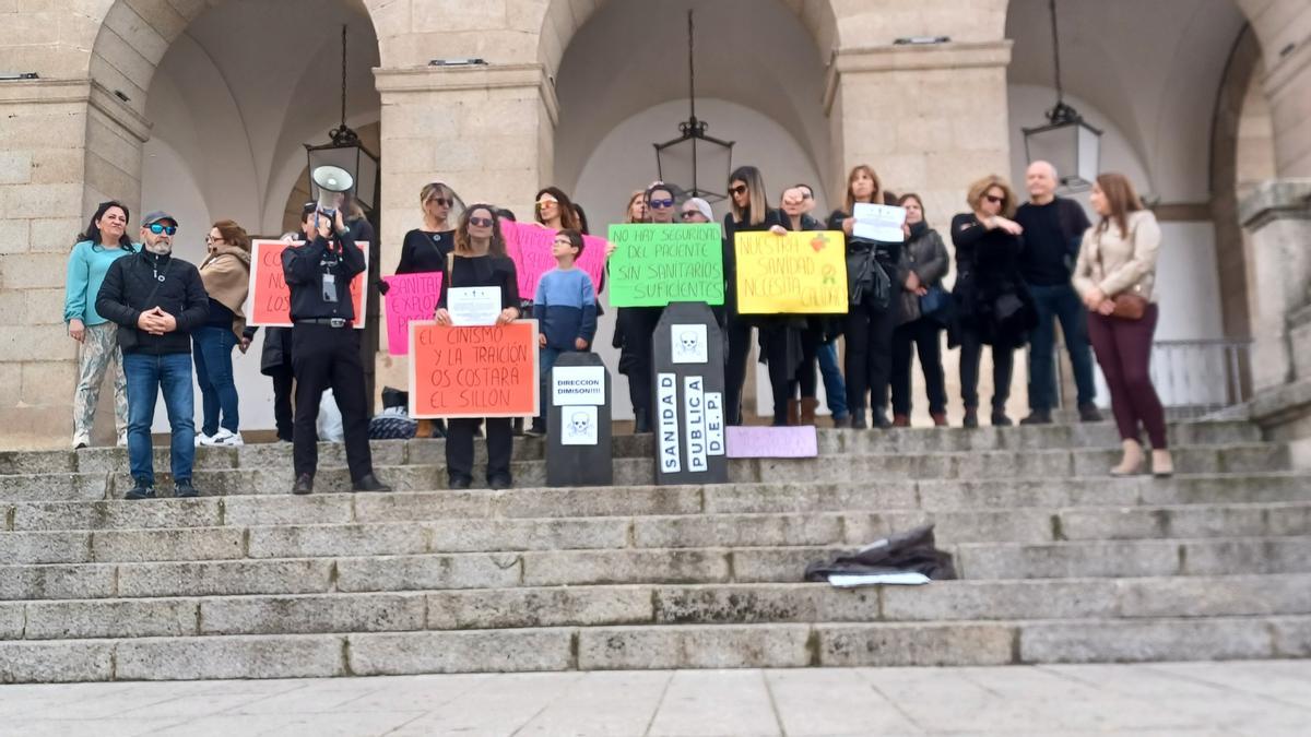 Manifestantes, este martes en la plaza Mayor.