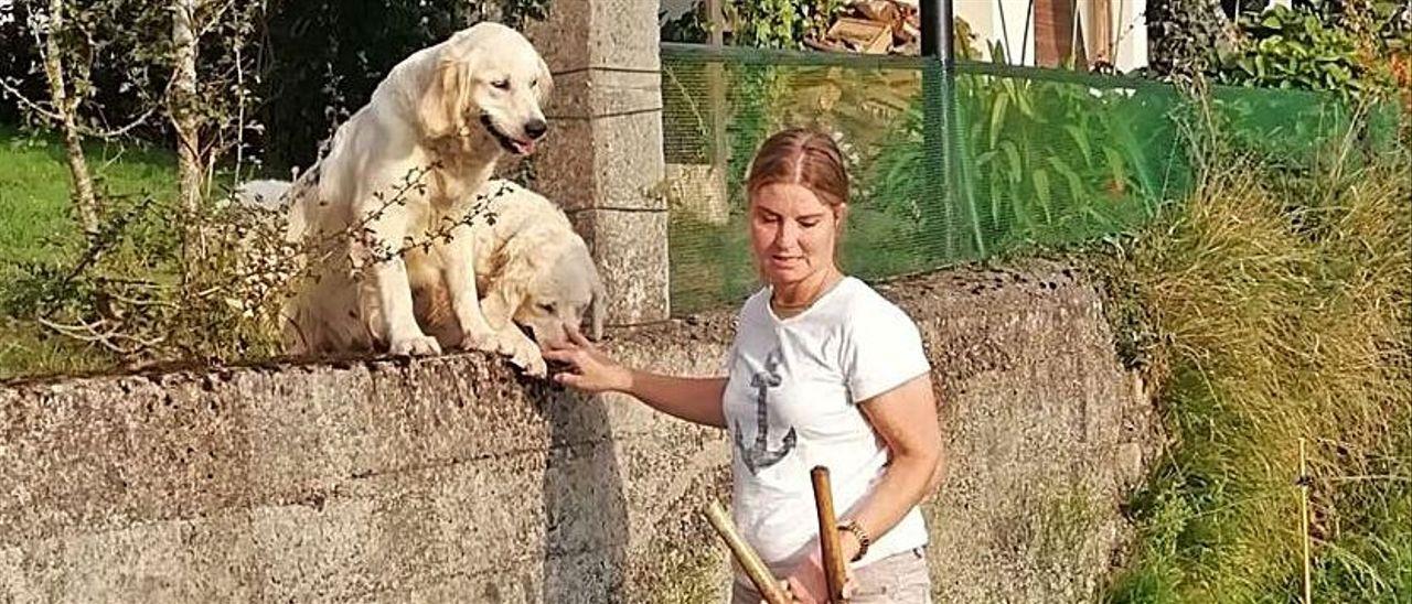 Noelia Valle, junto a dos de sus perros, “Cúper” y “Sella”.