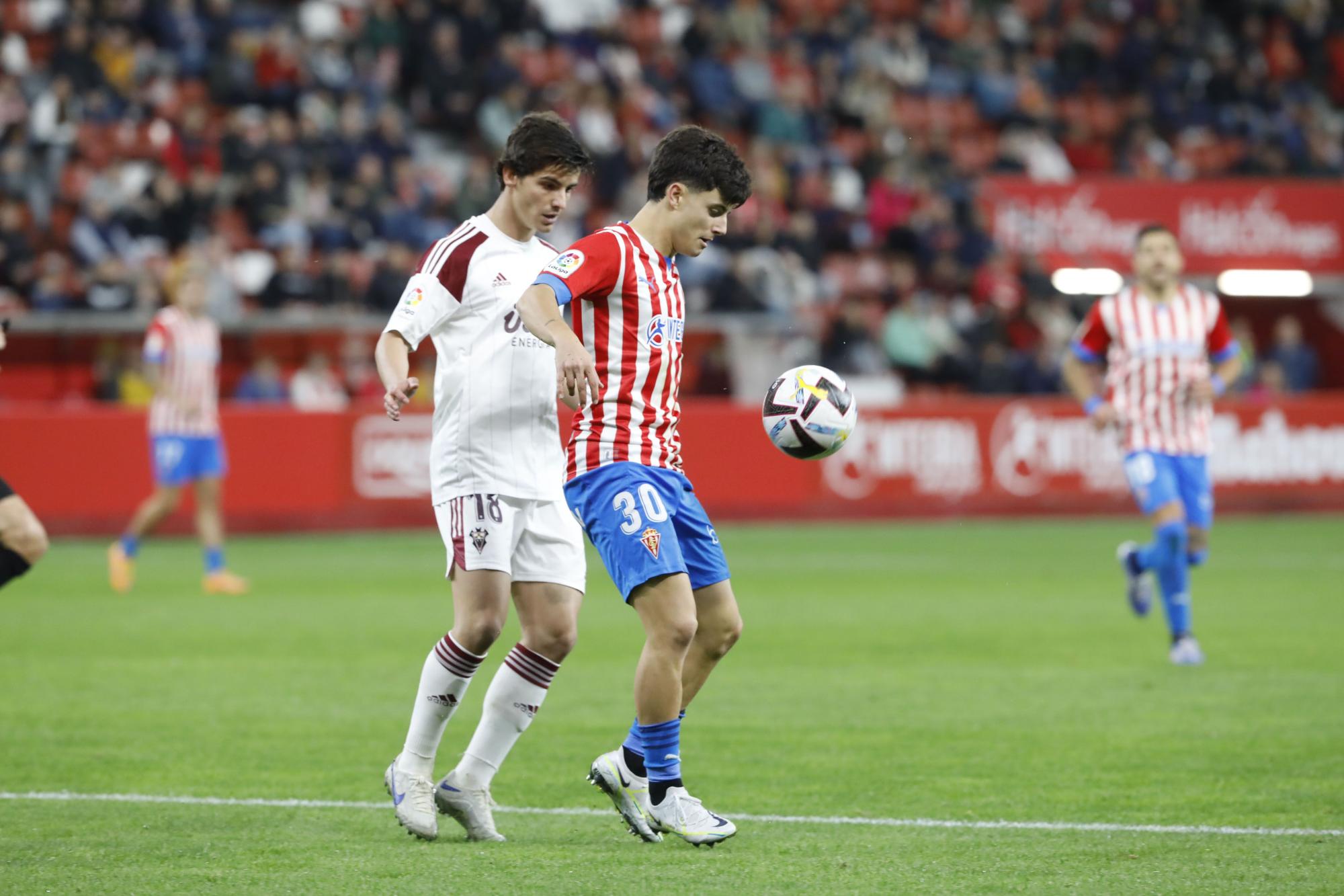 En imágenes: así fue el duelo entre Sporting y Albacete en El Molinón