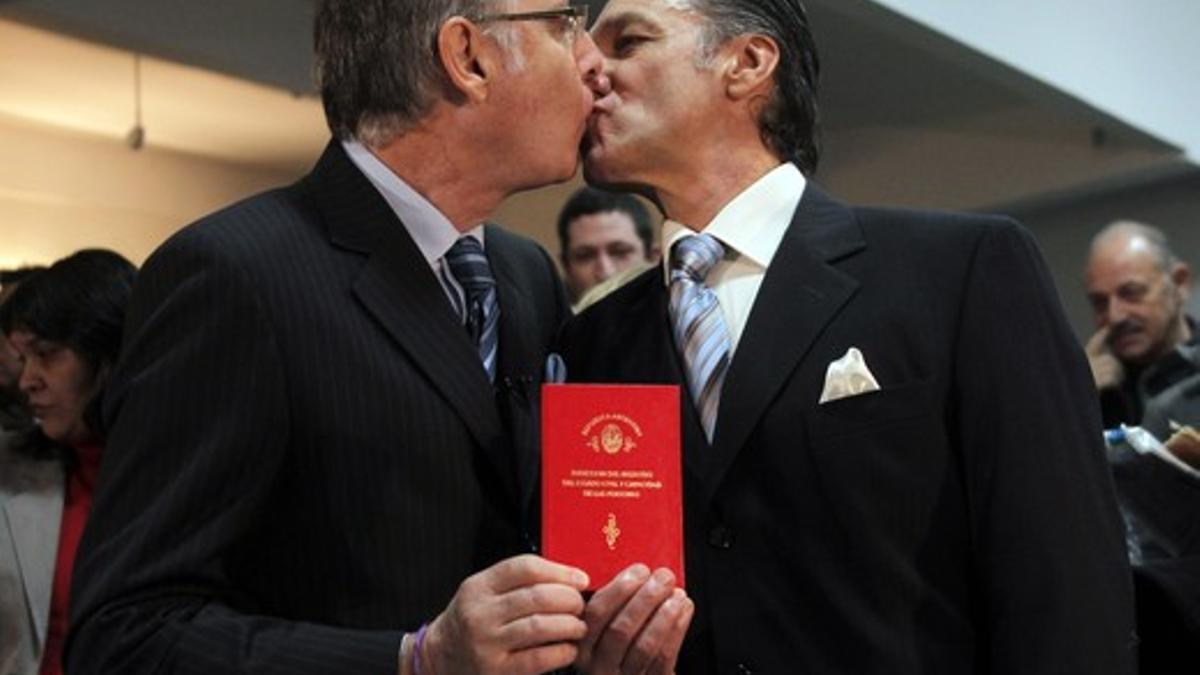 Alejandro Vanelli, a la izquierda, y Ernesto Larrese se besan, tras la boda celebrada en Buenos Aires.