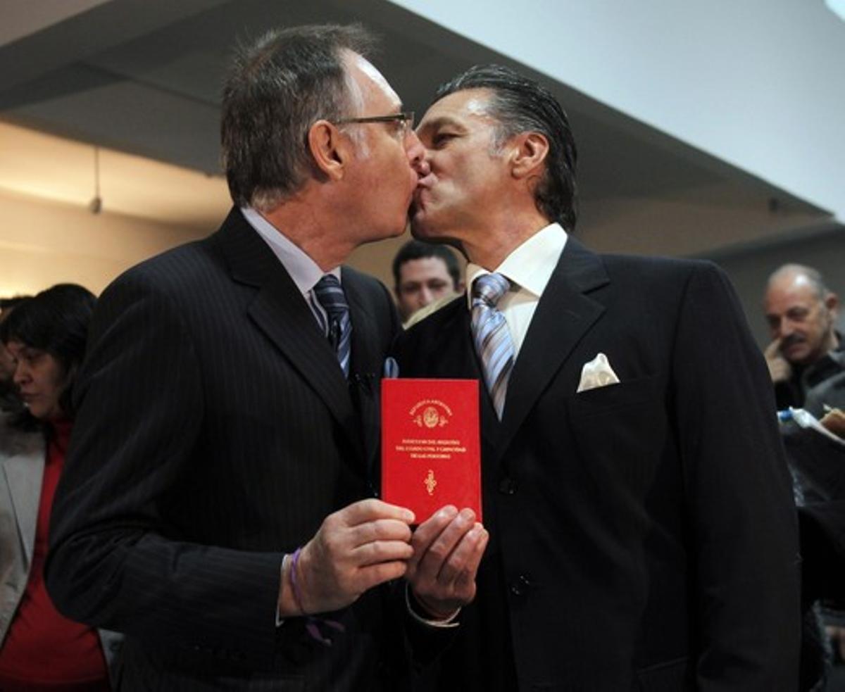 Alejandro Vanelli, a l’esquerra, i Ernesto Larrese es besen, després del casament celebrat a Buenos Aires.