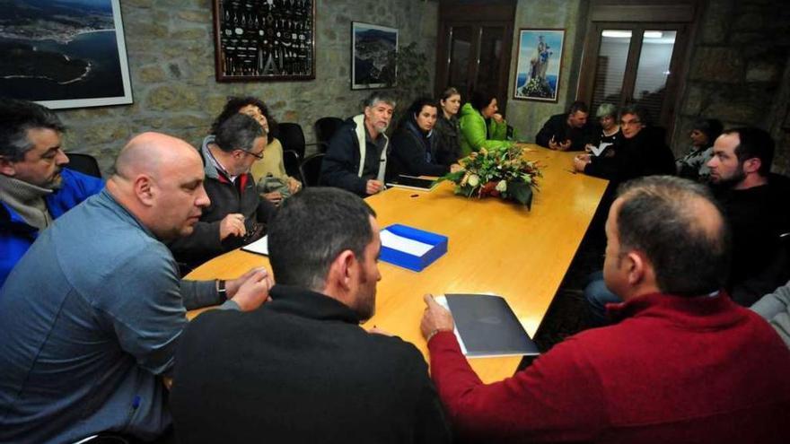 Asistentes a la reunión de cofradías y PDRA celebrada ayer en Carril. // Iñaki Abella