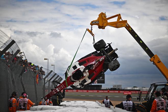 Así fue el terrible accidente de Guanyu Zhou en Silverstone, en imágenes