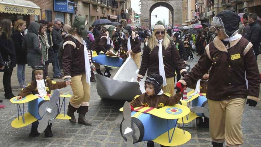 Niños y mayores participan en el desfile infantil del lunes de carnaval celebrado el pasado año. Foto