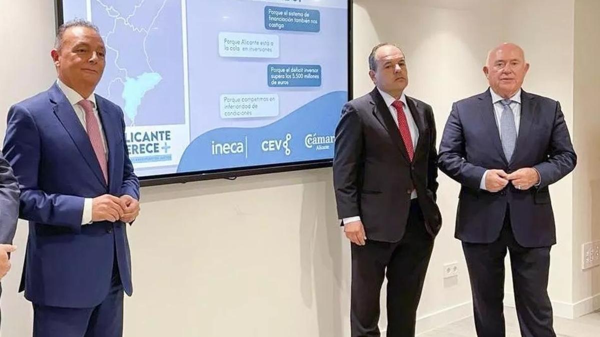 Salvador Navarro, Carlos Baño y Joaquín Pérez, durante un acto público.