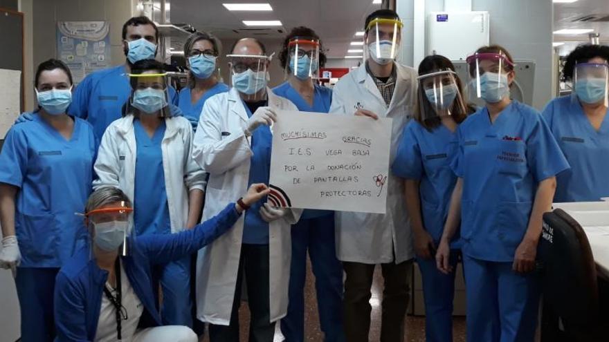 El laboratorio del Hospital Vega Baja recibe máscaras protectoras 3D de un instituto de Callosa