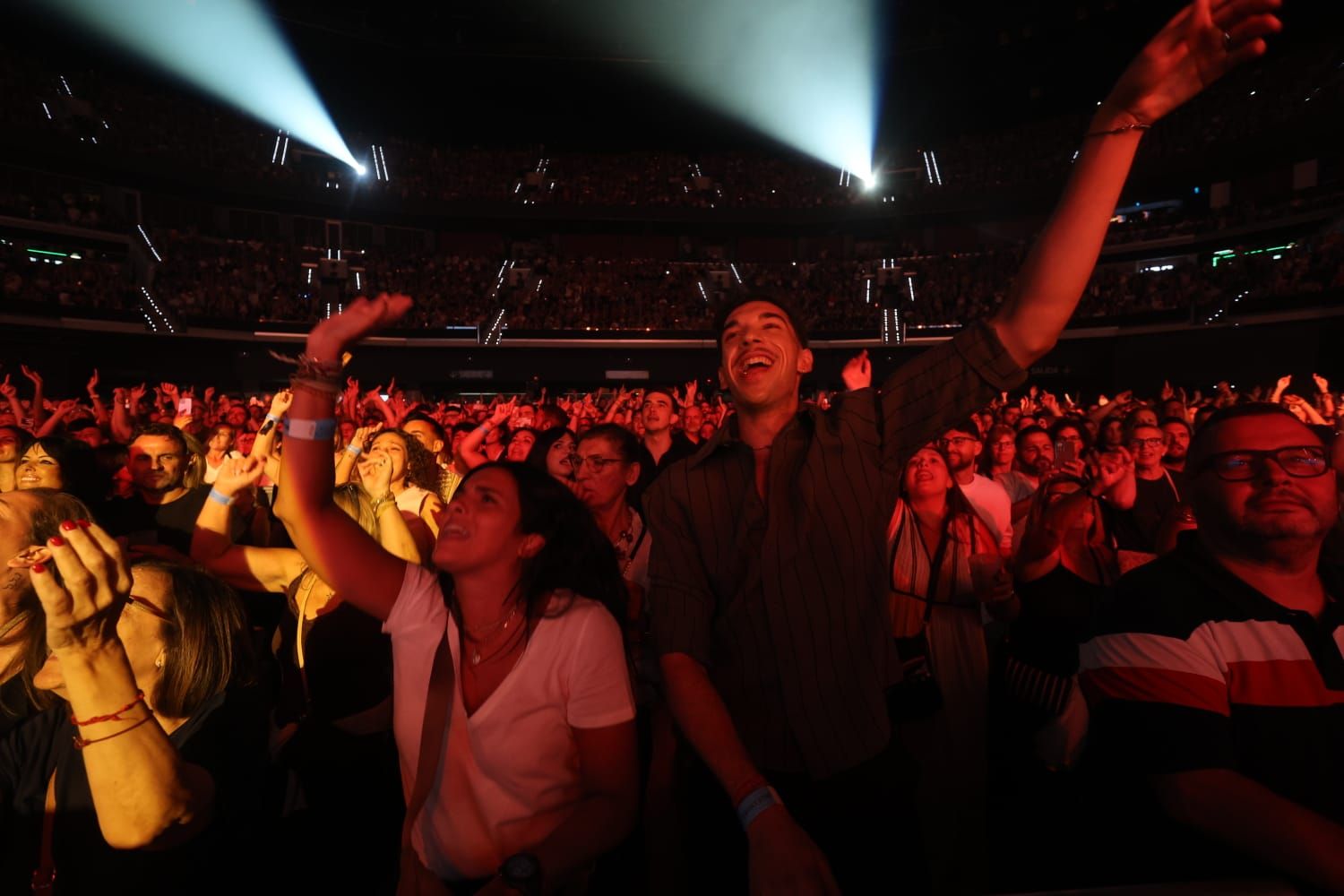 Manuel Carrasco arrebata en su concerto del Roig Arena: todas las imágenes