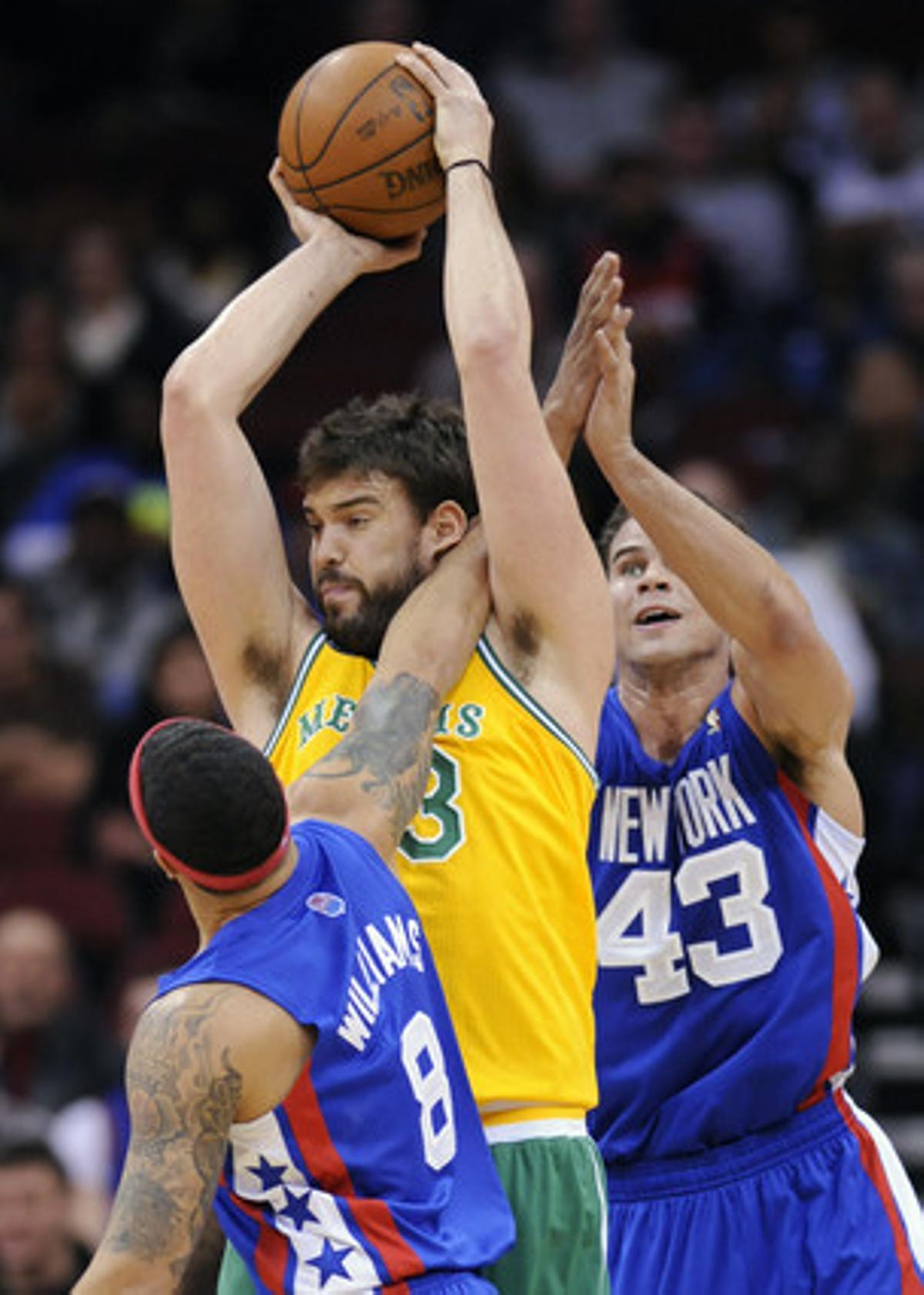Marc Gasol intenta desfer-se de Deron Williams (esquerra) i KrisHumphries, dels Nets. Marc Gasol intenta desfer-se de Deron Williams (esquerra) i KrisHumphries, dels Nets.