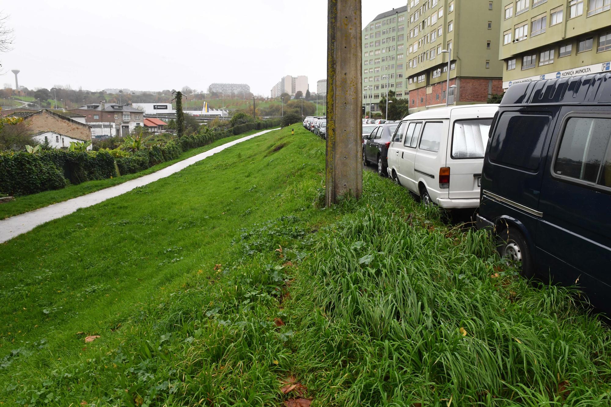 El Concello de A Coruña hará la acera que falta en el tramo final de la avenida de Oza, que perderá en ese espacio un carril de circulación y donde se podrá estacionar en batería