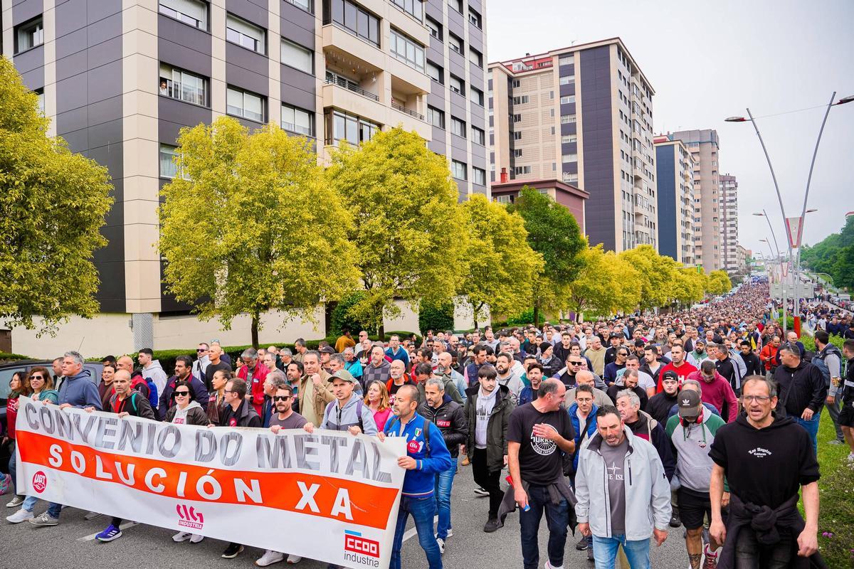 Miles de trabajadores del metal vuelven a recorrer las calles de Vigo por su convenio colectivo