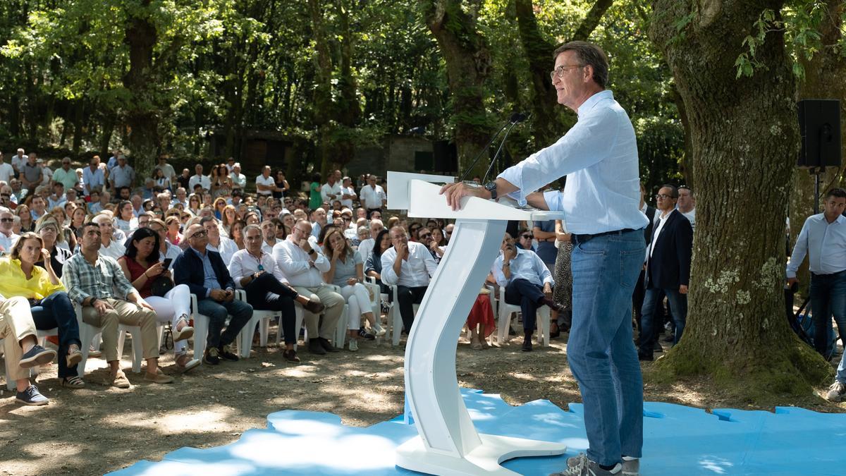 O presidente do partido Popular (PP), Alberto Núñez Feijóo, intervén na inauguración do curso político do PP en Cerdedo-Cotobade (Pontevedra), a 27 de agosto de 2022.