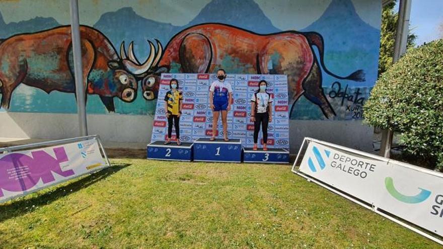 Podio íntegramente arousano en la categoría canoa infantil B femenina. |  // FDV