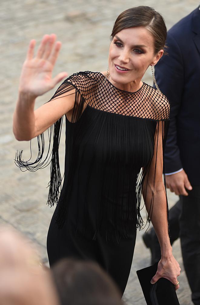 La reina Letizia combina su vestido de flecos de Hugo Boss con pendientes de Tous