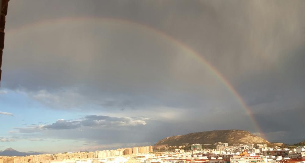 El arcoíris desde el edificio Las Torres en Carolinas Altas, con la Serra Grossa de fondo